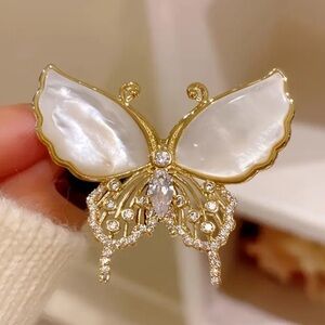 NEW Golden Pearl Butterfly Brooch Vintage Crystal Elegance with Luxury Sparkle